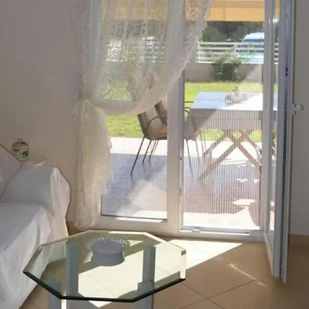 2 Bed-sleeps4-garden-parking-pets-aircon Nikiti (Sithonia)