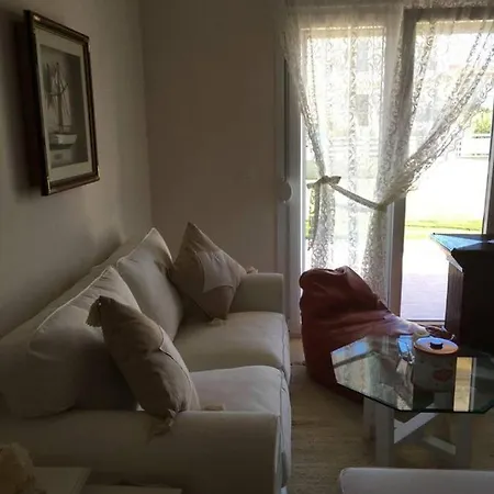 2 Bed-Sleeps4-Garden-Parking-Pets-Aircon