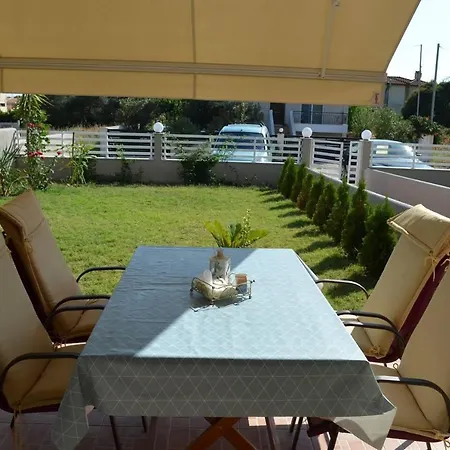 2 Bed-Sleeps4-Garden-Parking-Pets-Aircon Apartment