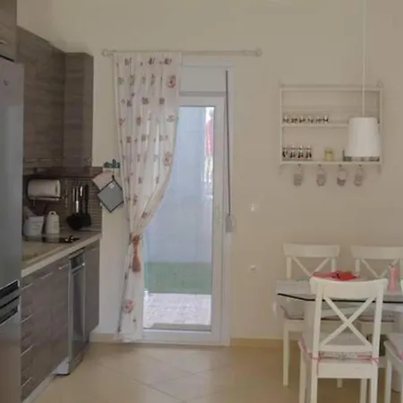 2 Bed-Sleeps4-Garden-Parking-Pets-Aircon Apartment