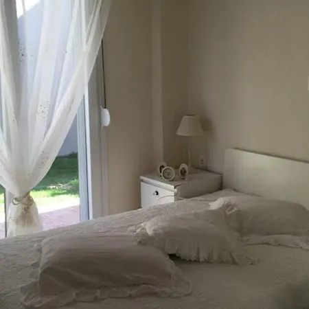 Apartment 2 Bed-Sleeps4-Garden-Parking-Pets-Aircon