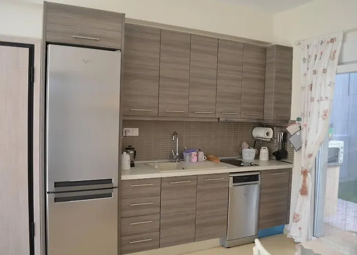 2 Bed-sleeps4-garden-parking-pets-aircon