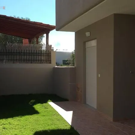 2 Bed-sleeps4-garden-parking-pets-aircon *