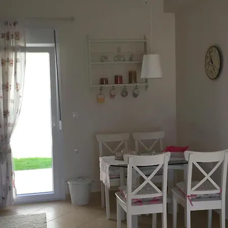 2 Bed-sleeps4-garden-parking-pets-aircon