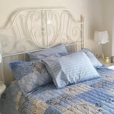 2 Bed-sleeps4-garden-parking-pets-aircon *