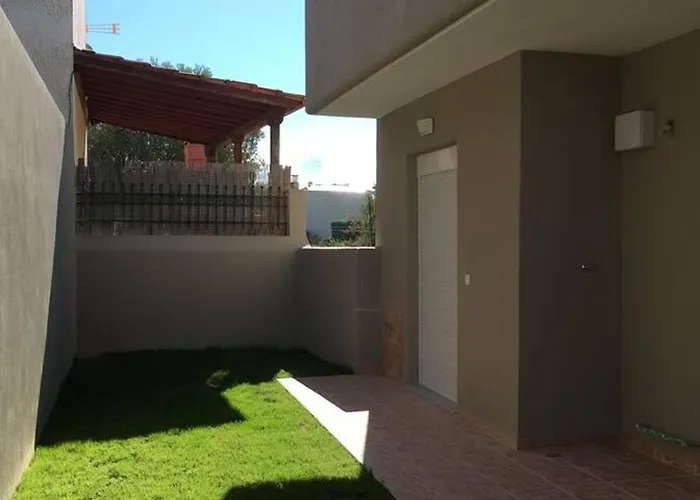 2 Bed-sleeps4-garden-parking-pets-aircon *