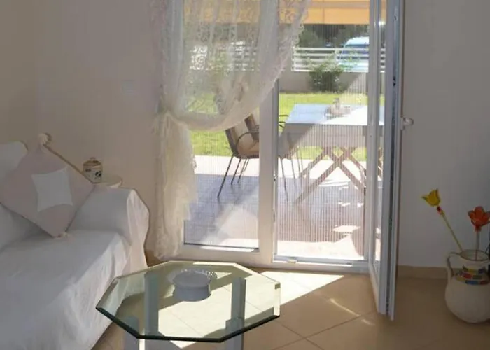 2 Bed-sleeps4-garden-parking-pets-aircon Nikiti (Sithonia)
