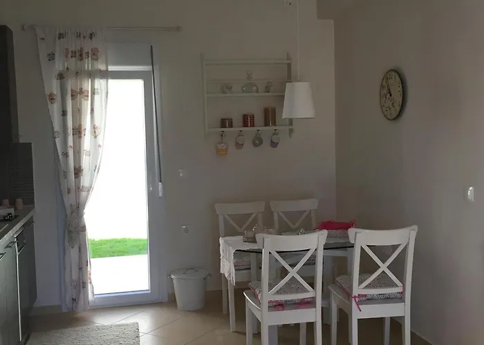 2 Bed-sleeps4-garden-parking-pets-aircon