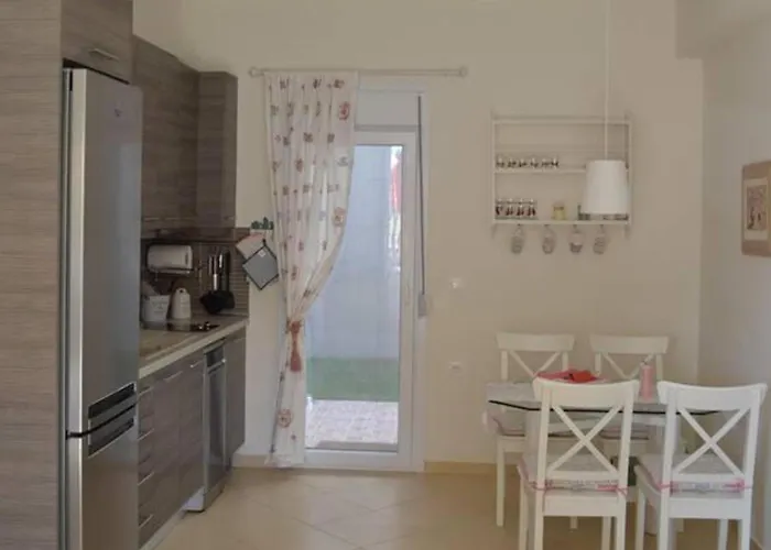2 Bed-sleeps4-garden-parking-pets-aircon Apartament