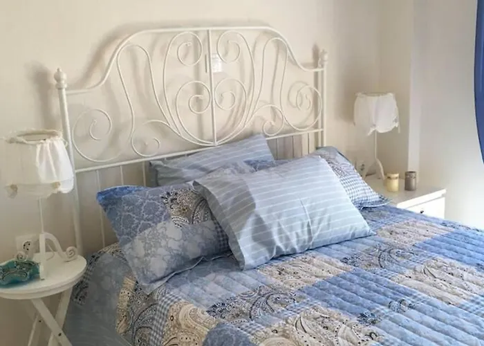 2 Bed-sleeps4-garden-parking-pets-aircon *